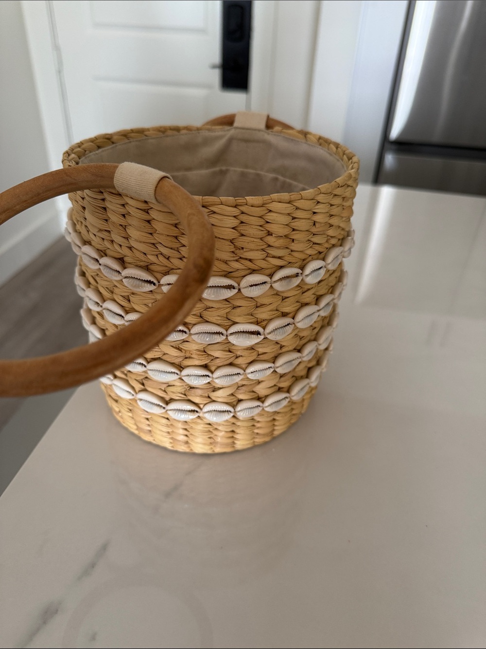 Poolside Raffia Conch Bucket Bag - Picture 2 of 4